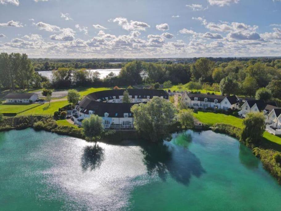 Charming Lake House Nature Retreat In Cotswold Water Park, South Cerney Near Cirencester Exterior photo